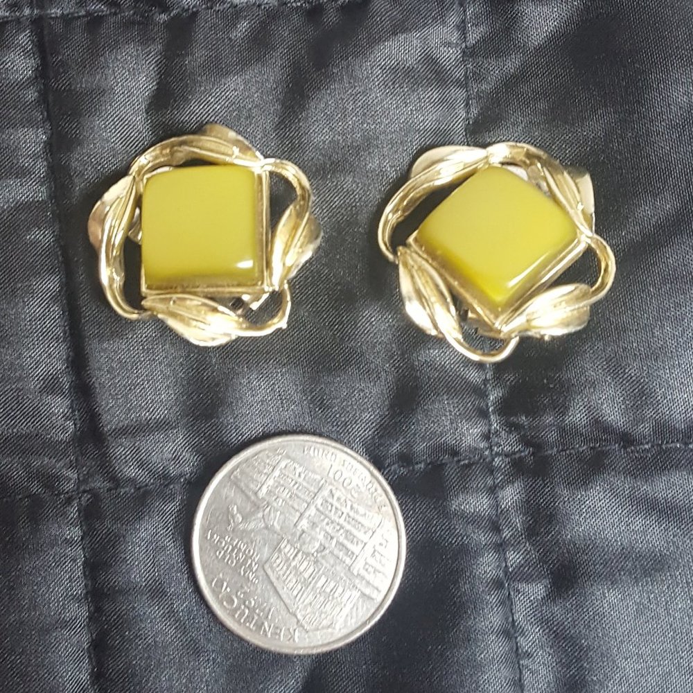Vintage Green/Yellow Coro Thermoset Clip-On Earrings - Picture 4 of 4
